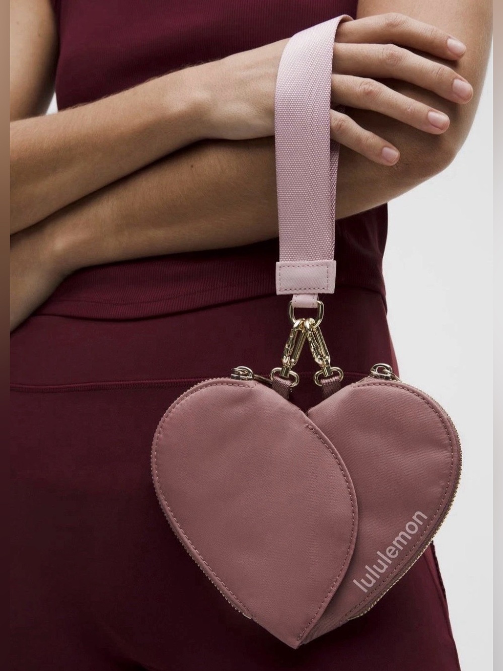 NWT LULULEMON DUAL POUCH WRISTLET Heart Spiced Chai Pink
Haze Gold